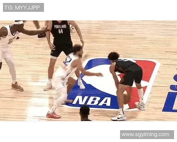 杨瀚森击地妙传 卡尔顿跟进单手劈扣 杨瀚森击地妙传 卡尔顿跟进单手劈扣