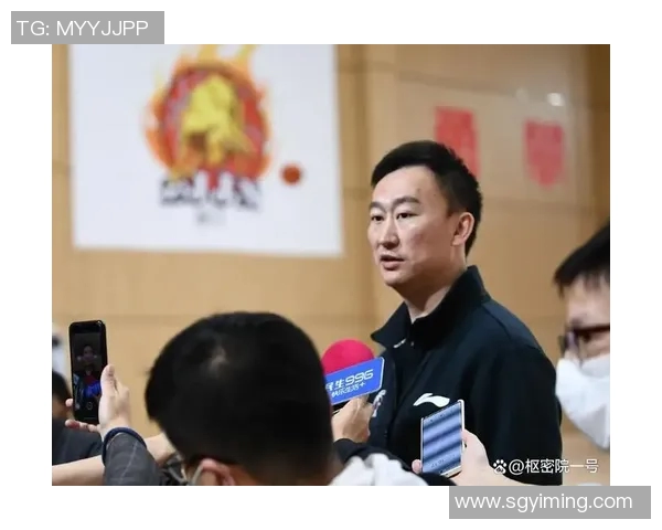 刘维伟:瀚森早上8点到球馆做力量训练 他和克林根非一组一起训练 刘维伟:瀚森早上8点到球馆做力量训练 他和克林根非一组一起训练